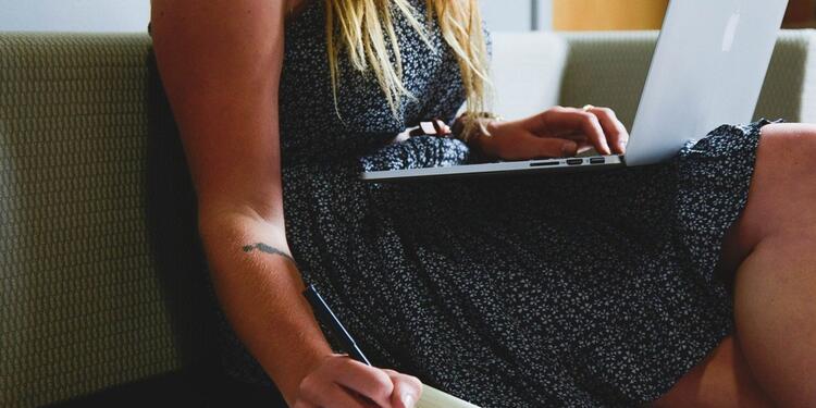 Mujer con computador estudiando