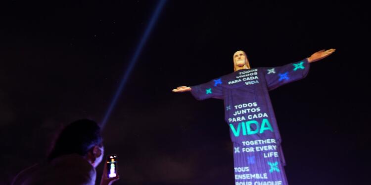 El Cristo Redentor, en Río de Janeiro, así lució en homenaje a víctimas de pandemia.