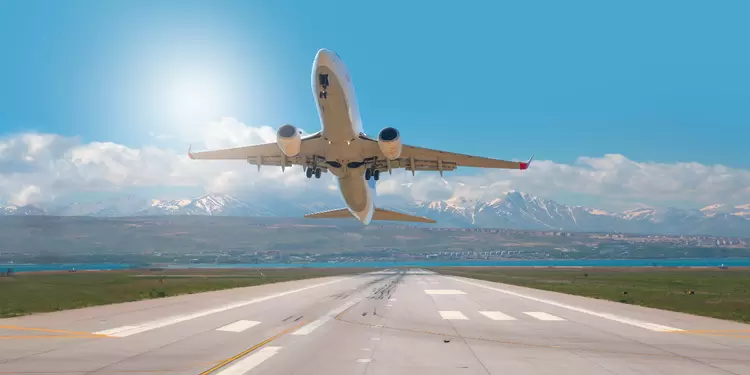 Reactivación de vuelos - Aeropuertos - Avión Reactivación de vuelos - Aeropuertos - Avión