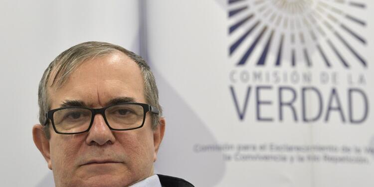 El presidente del partido Farc, Rodrigo Londoño ("Timochenko"), asiste a la Comisión de la Verdad, en Bogotá.