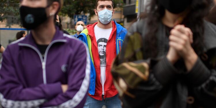 Habitantes de España entrentan el covid