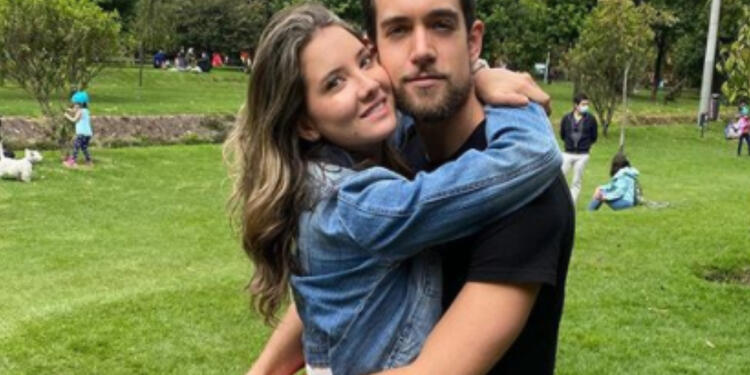 Daniella Álvarez y su novio