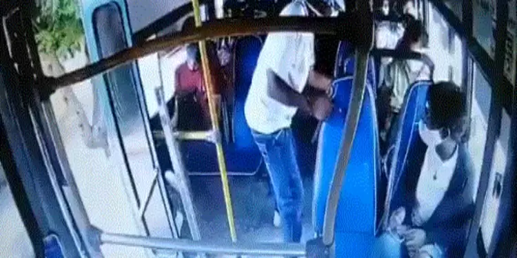Pasajero apuñalado salva a un bus de un atraco a cuchillo en Barranquilla