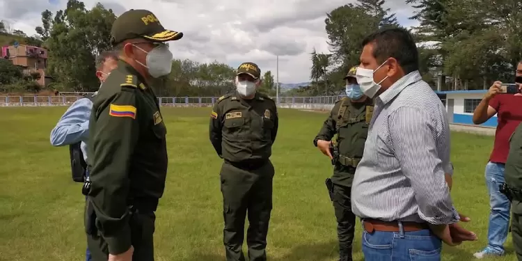 El General Vargas y el Alcalde de Buesaco dialogan previo a Consejo de Seguridad.