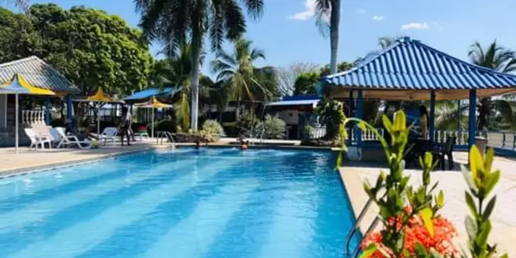 La niña por un descuido de sus padres habría ingresado al piscina