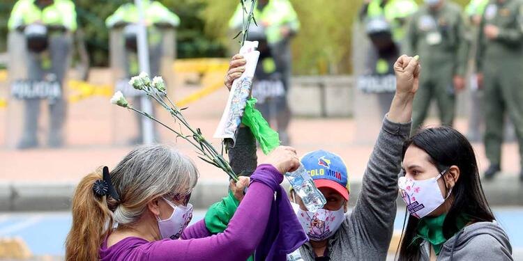 Esta idea de la licencia por el ciclo menstrual sonó en Argentina. Plantón de mujeres en Bogotá contra abuso policial