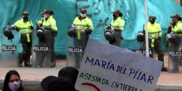 Plantón de mujeres en Bogotá contra abuso policial