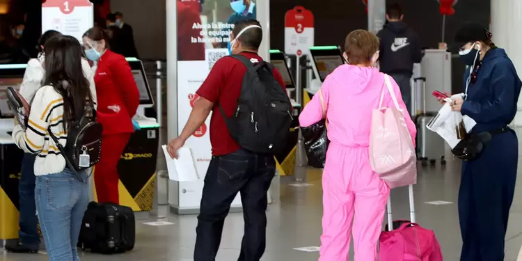 Viajeros en el aeropuerto El Dorado
