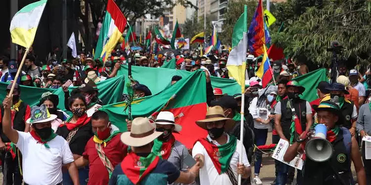 Recorrido por el centro de Bogotá de La minga indígena y llegada a la Plaza de Bolívar