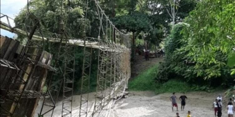 Puente colgante en Necoclí, Antioquia