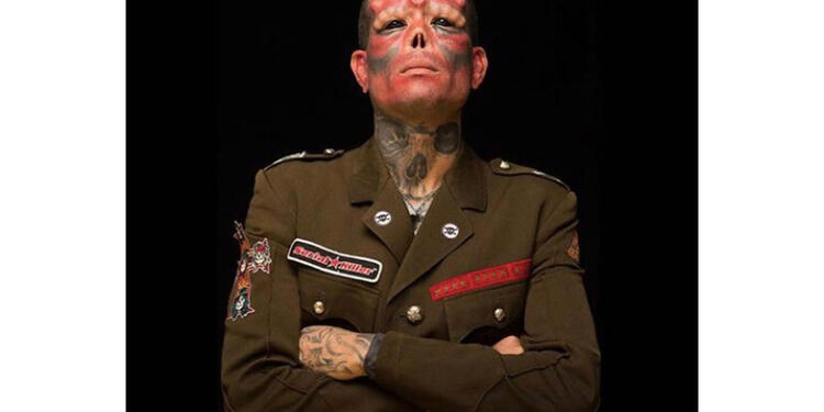 Hombreó se opera para ser como Red Skull, el malo de Capitán América