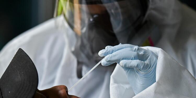 Los expertos han insistido en continuar con el uso de los tapabocas, el distanciamiento social y el lavado de manos. Pruebas de coronavirus en Colombia