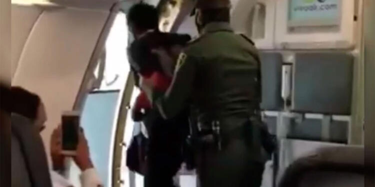 Un habitante de calle en un avión