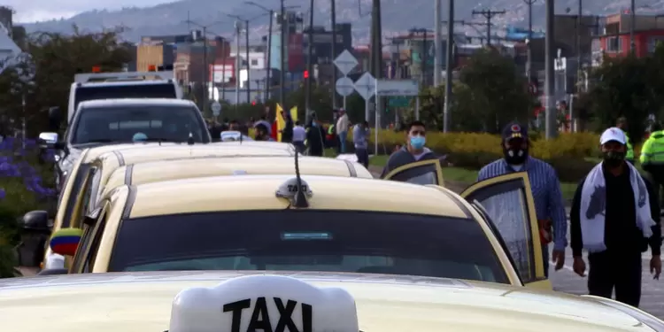 Revelan placas de taxi en el que se transporta banda que roba en Bogotá