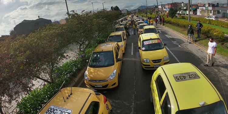 Taxistas de Bogotá protestan: dicen no a legalización de Uber y otras plataformas