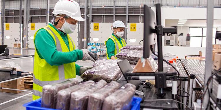 Trabajadores en centro de despacho de Mercado Libre
