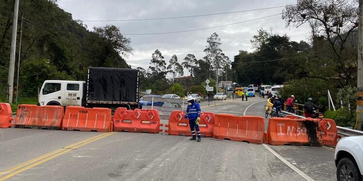 Derrumbe en La Calera ocasiona trancon Derrumbe en La Calera ocasiona trancon