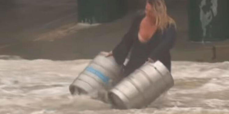 Mujer salvó sus barriles de cerveza de inundaciones