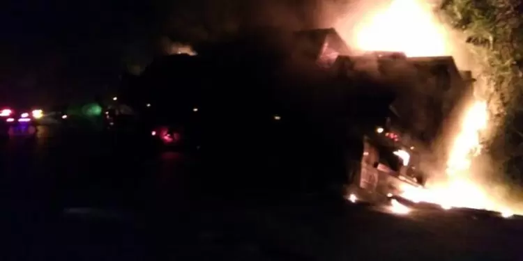 Imagen referencial de otra quema de vehículos en Antioquia.