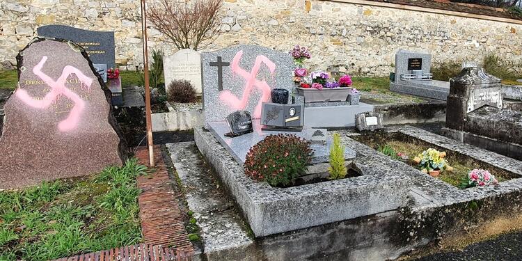 Tumbas profanadas con símbolo nazi
