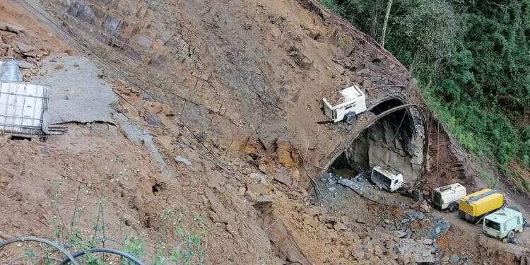 Deslizamiento en uno de los túneles en construcción de la vía La Línea.