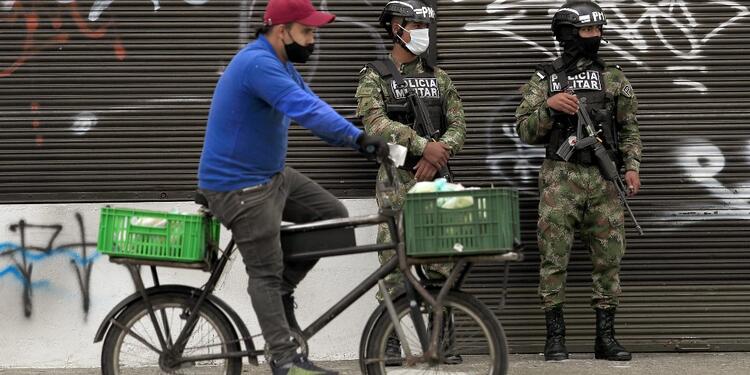 Coronavirus en Colombia - Soldados inspeccionan cumplimiento de restricciones en Bogotá, por casos covid.