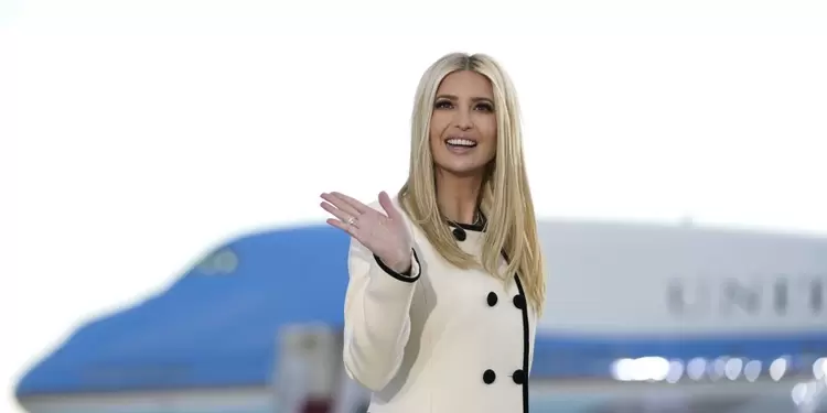 Ivanka Trump acompaña a su padre en su salida de la Casa Blanca