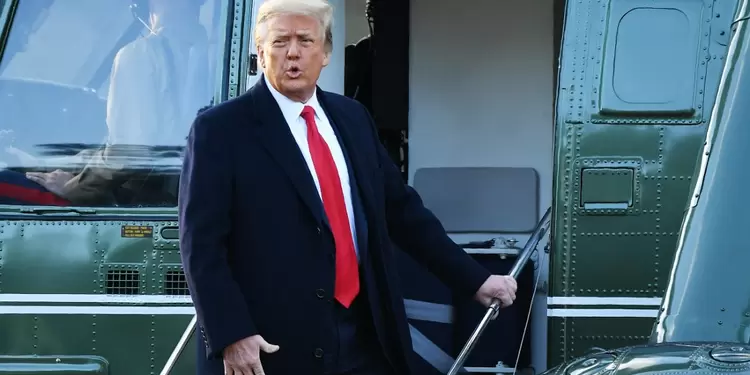 Donald Trump aborda helicóptero para salir de la Casa Blanca