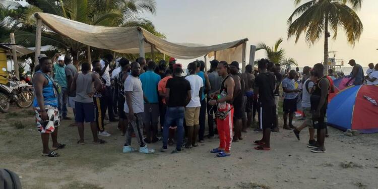Migrantes varados en Necoclí, Urabá antioqueño.