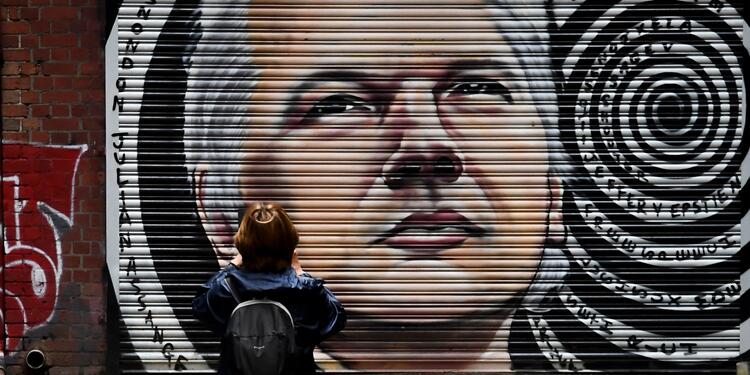 Mural con el rostro de Julian Assange en Australia