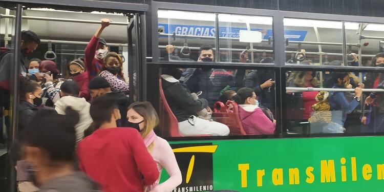 Transmilenio lleno en Bogotá durante pico de la pandemia Transmilenio lleno en Bogotá durante pico de la pandemia