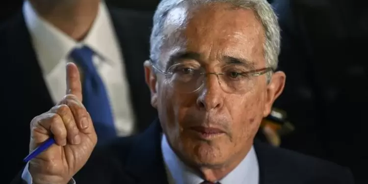 Exsenador Álvaro Uribe Vélez.