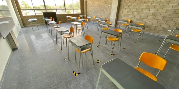 Salón en un colegio para iniciar clases con alternancia