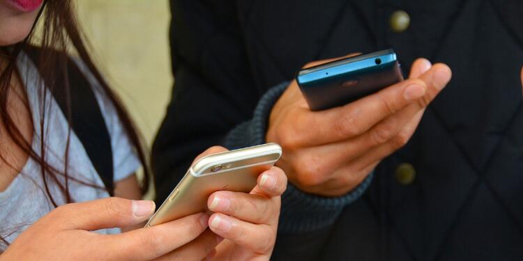 Celular - personas chateando Estafa a través de internet
