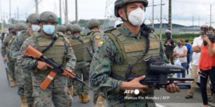 Militares en Ecuador intentan controlar motines en cárceles