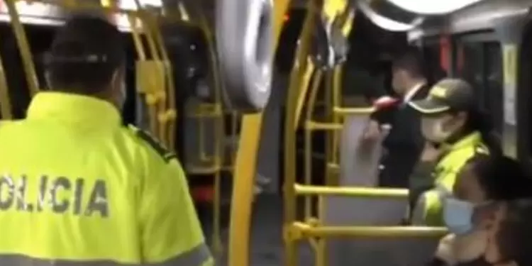Policías estarán dentro de los buses de Transmilenio para prevenir robos.