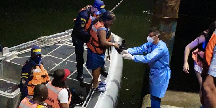 Los rescatados fueron atendidos por personal de la Armadas Nacional