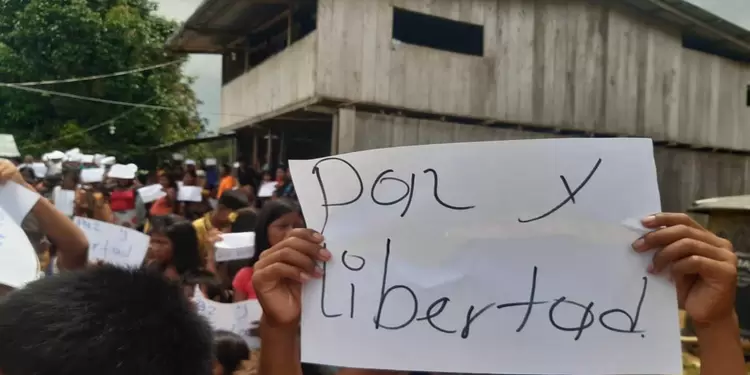 Con estos mensajes, los indígenas de Alto Baudó piden el cese de la violencia en sus territorios.