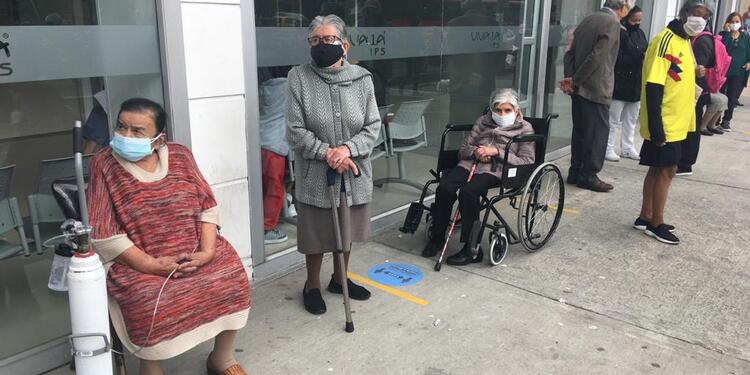 Aglomeración y desorden en vacunación de adultos mayores de 80 años