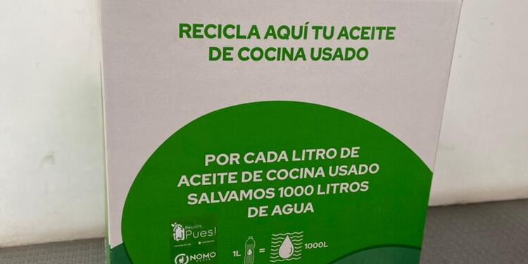 Contenedores para depositar aceite usado de cocina.