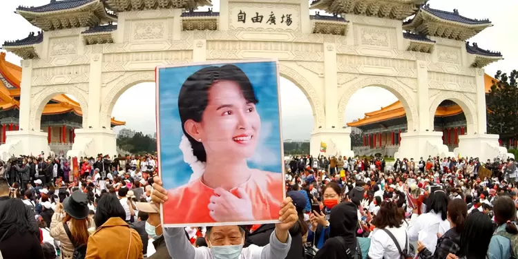 Manifestante sostiene imagen que muestra a Aung San Suu Kyi, nobel de Paz