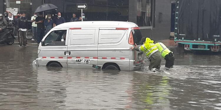 Avenida NQS con 6
