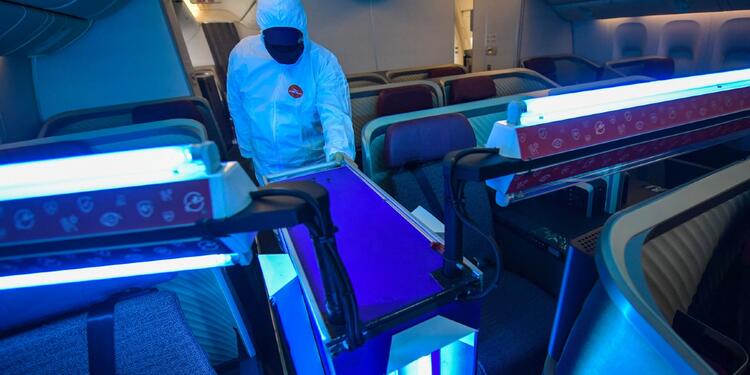 Avión siendo desinfectado durante pandemia