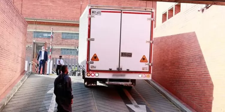 Carro que transporta vacunas en Bogotá
