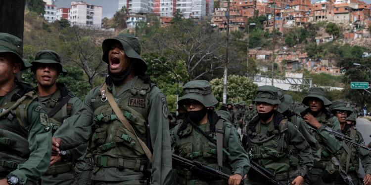 Miembros de la Guardia Nacional Bolivariana enfrentados con disidencias.
