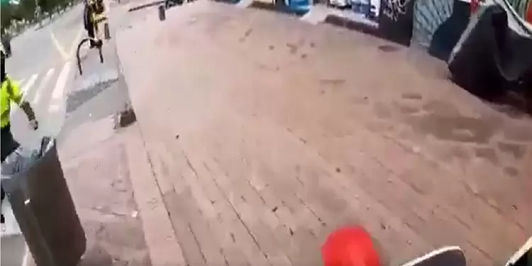 Motociclista se burla de policía