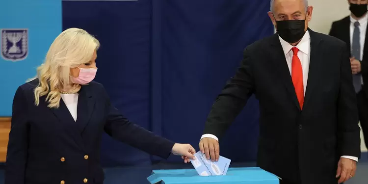 Netanyahu votando en las elecciones en Israel