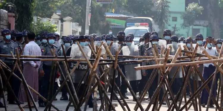 Policía en Birmania está disparando contra los manifestantes.