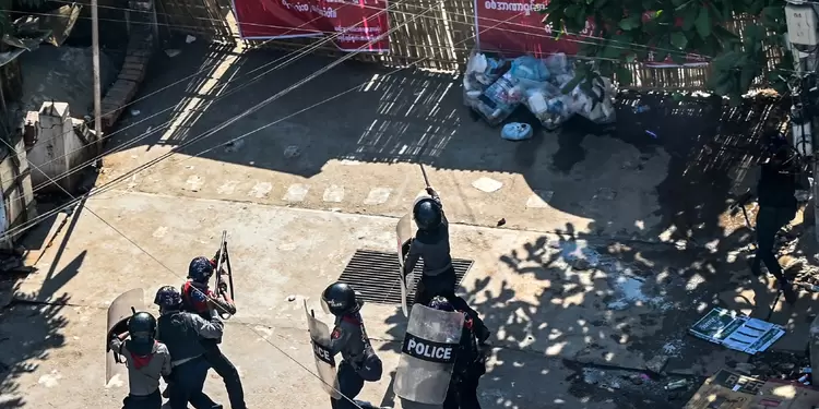 Acusan a policías de agredir a manifestantes en protestas en Birmania