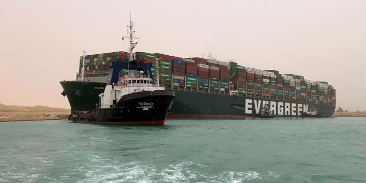 Buque queda encallado en el Canal del Suez